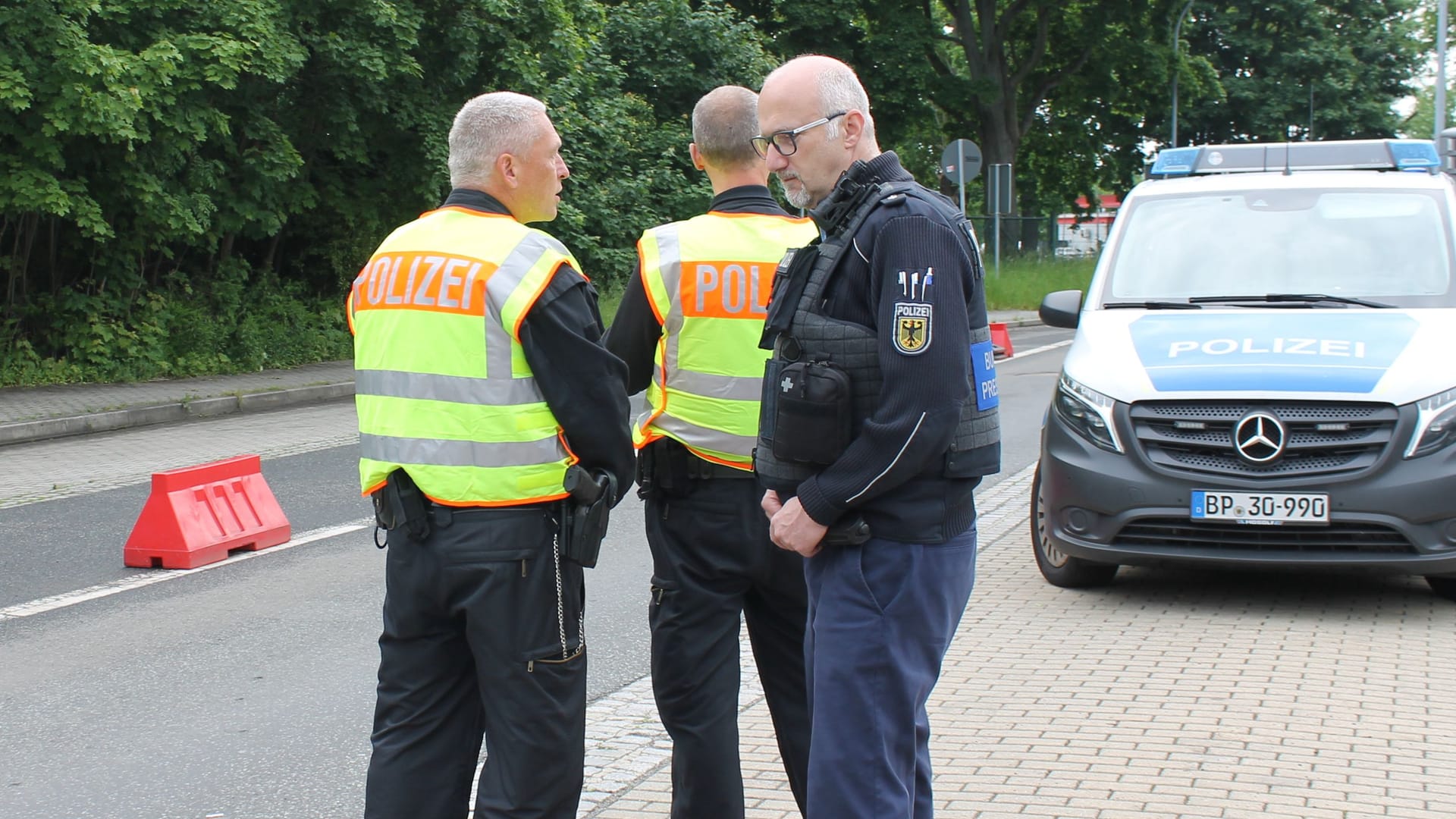 Alfred Klaner (r.): Der Polizeihauptkommissar bespricht sich mit seinen Kollegen.