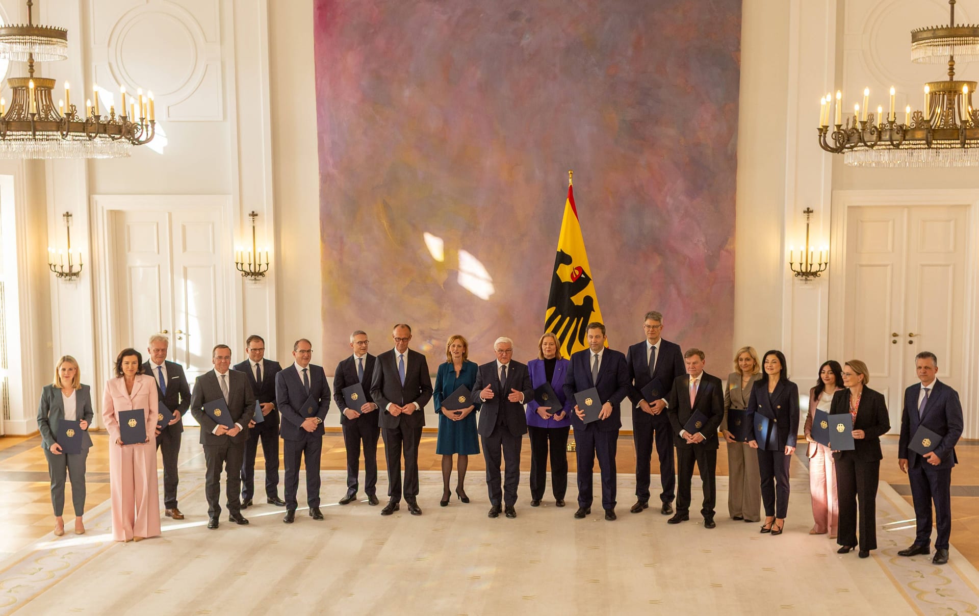 Die Bundesregierung erhält ihre Ernennungsurkunden im Berliner Schloss Bellevue (Archivbild): harmonisches Miteinander oder Rumgeampel?