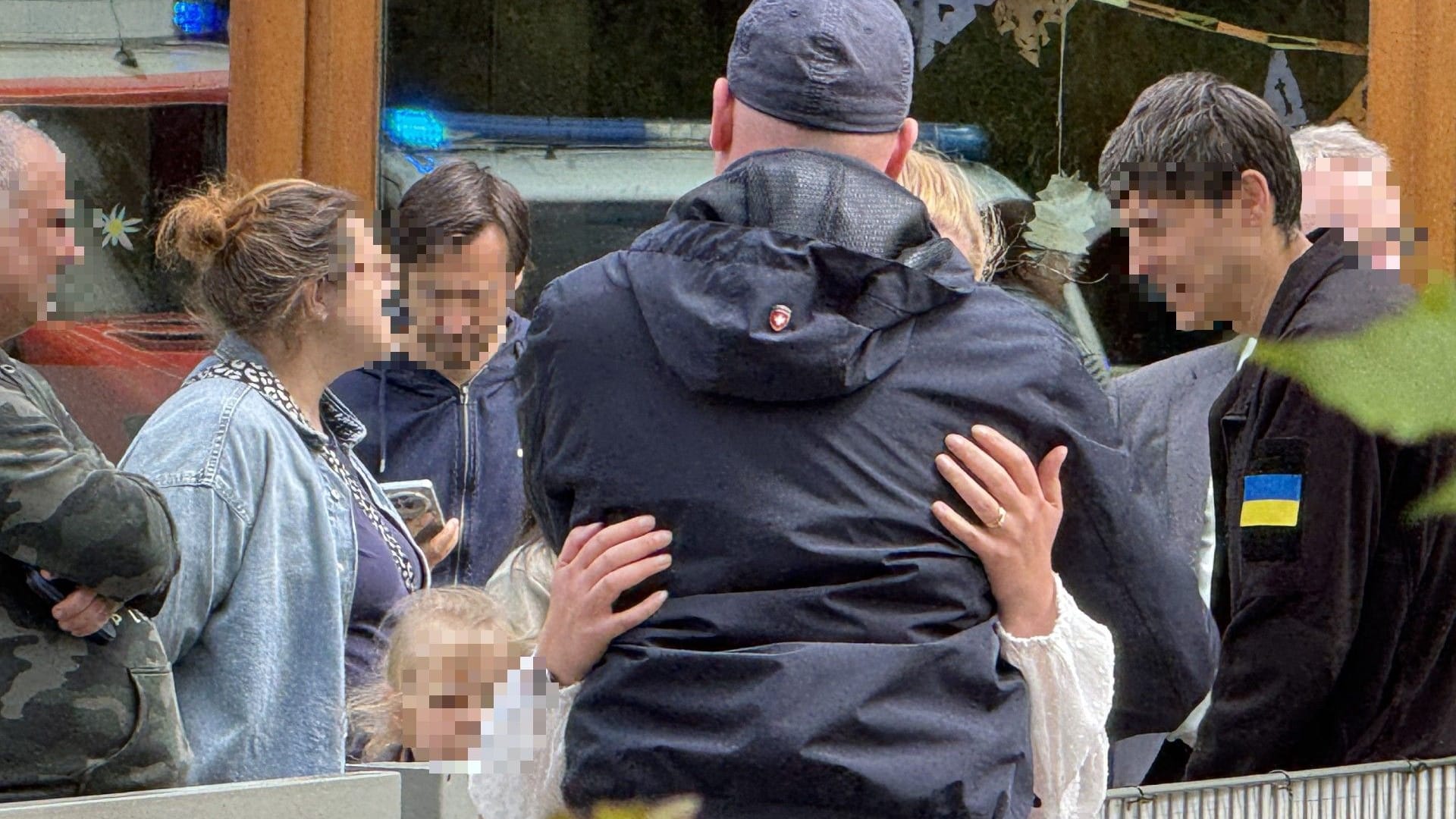 Eltern und Kinder nach dem mutmaßlichen Messerangriff in Spandau an der Grundschule am Weinmeisterhorn.