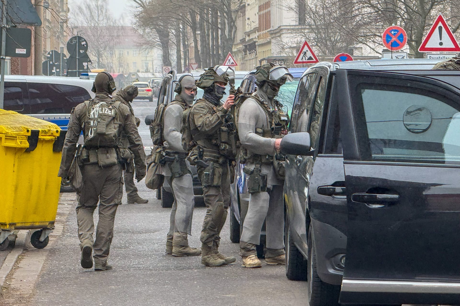 Polizisten bei einem SEK-Einatz (Symbolbild): In Bremen haben Spezialkräfte einen bewaffneten Mann überwältigen können.