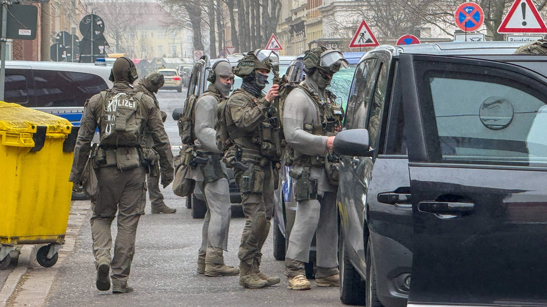 Polizisten bei einem SEK-Einatz (Symbolbild): In Bremen haben Spezialkräfte einen bewaffneten Mann überwältigen können. Polizisten bei einem SEK-Einatz (Symbolbild): In Bremen haben Spezialkräfte einen bewaffneten Mann überwältigen können.