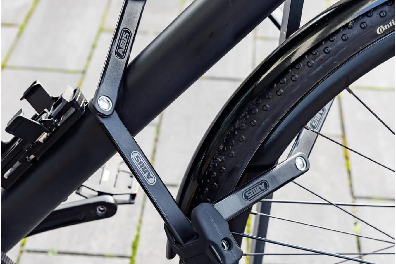 Das in Deutschland hergestellte Faltschloss hält Ihr Fahrrad sicher.