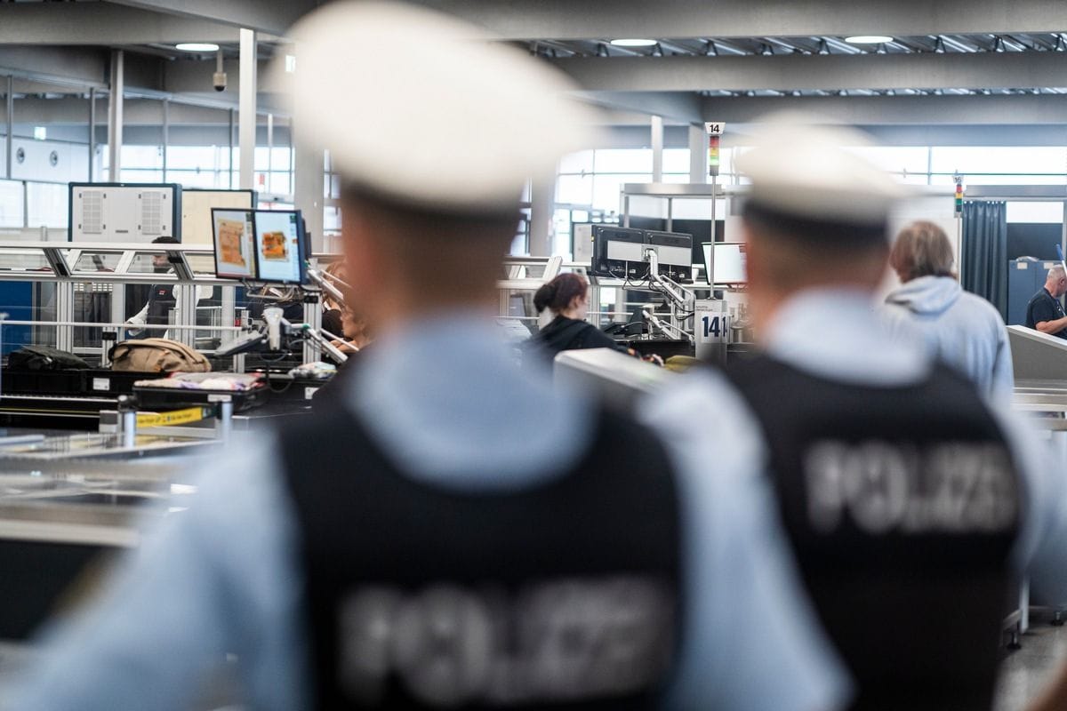 Polizeibeamte am Flughafen (Symbolbild): Im Handgepäck von zwei Fluggästen fand die Polizei Munition.
