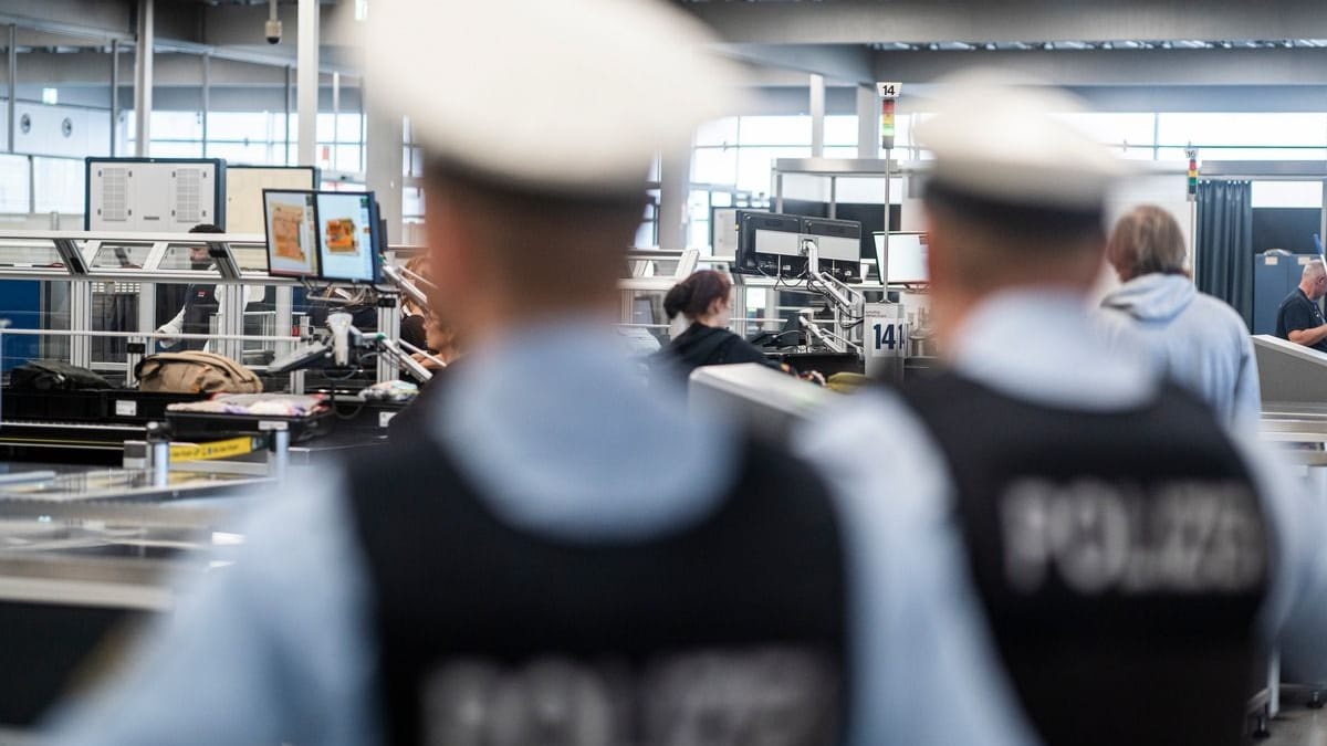 Polizeibeamte am Flughafen (Symbolbild): Im Handgepäck von zwei Fluggästen fand die Polizei Munition. Polizeibeamte am Flughafen (Symbolbild): Im Handgepäck von zwei Fluggästen fand die Polizei Munition.