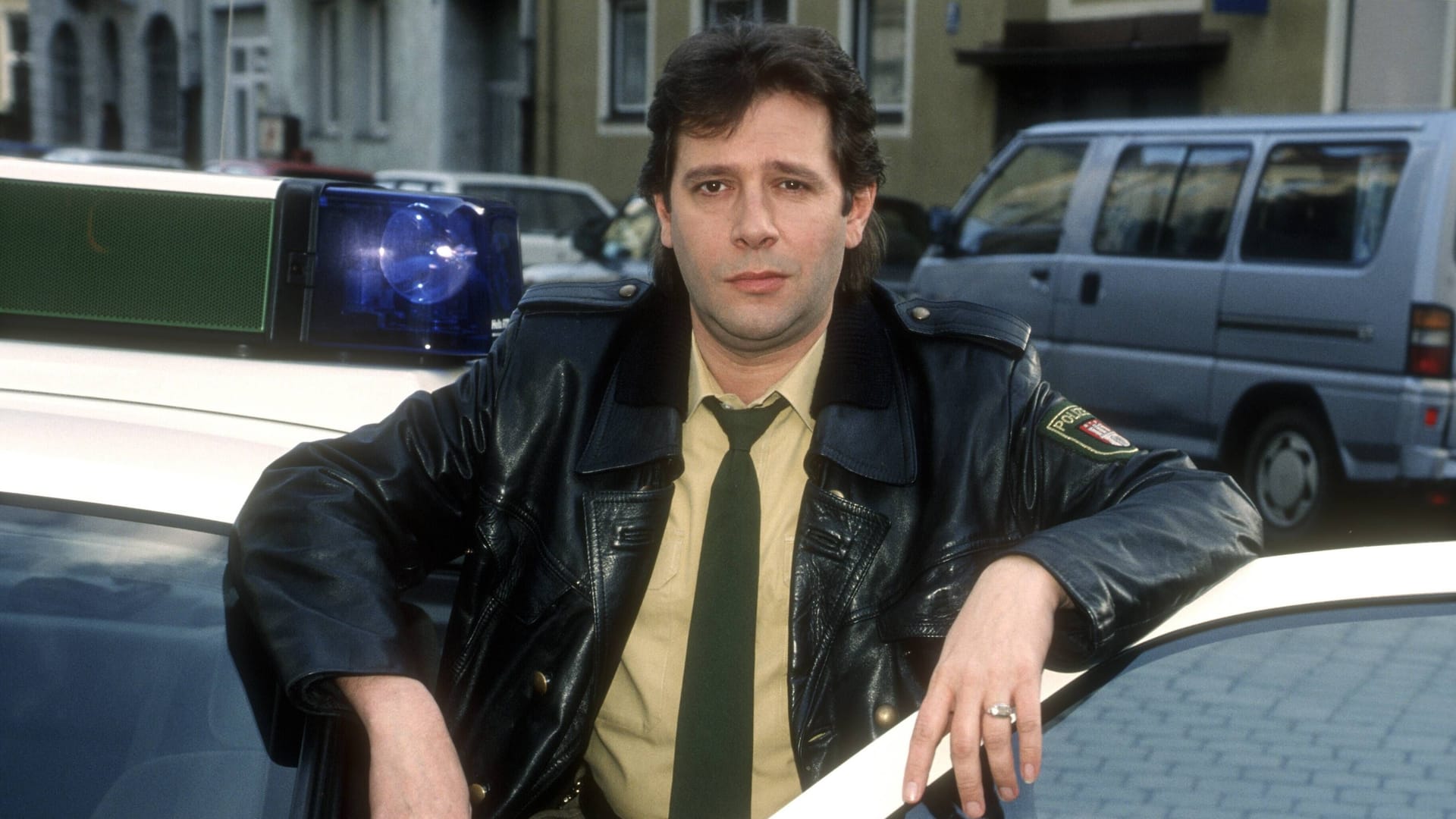 Der Schauspieler Jan Fedder in der Serie "Großstadtrevier" (Archivbild): Der Hamburger ist im Jahr 2019 verstorben, doch sein Geist lebt weiter in seinen mitunter kuriosen Sammlerstücken. Einige stellt seine Witwe nun zur Auktion frei. Der Schauspieler Jan Fedder in der Serie "Großstadtrevier" (Archivbild): Der Hamburger ist im Jahr 2019 verstorben, doch sein Geist lebt weiter in seinen mitunter kuriosen Sammlerstücken. Einige stellt seine Witwe nun zur Auktion frei.