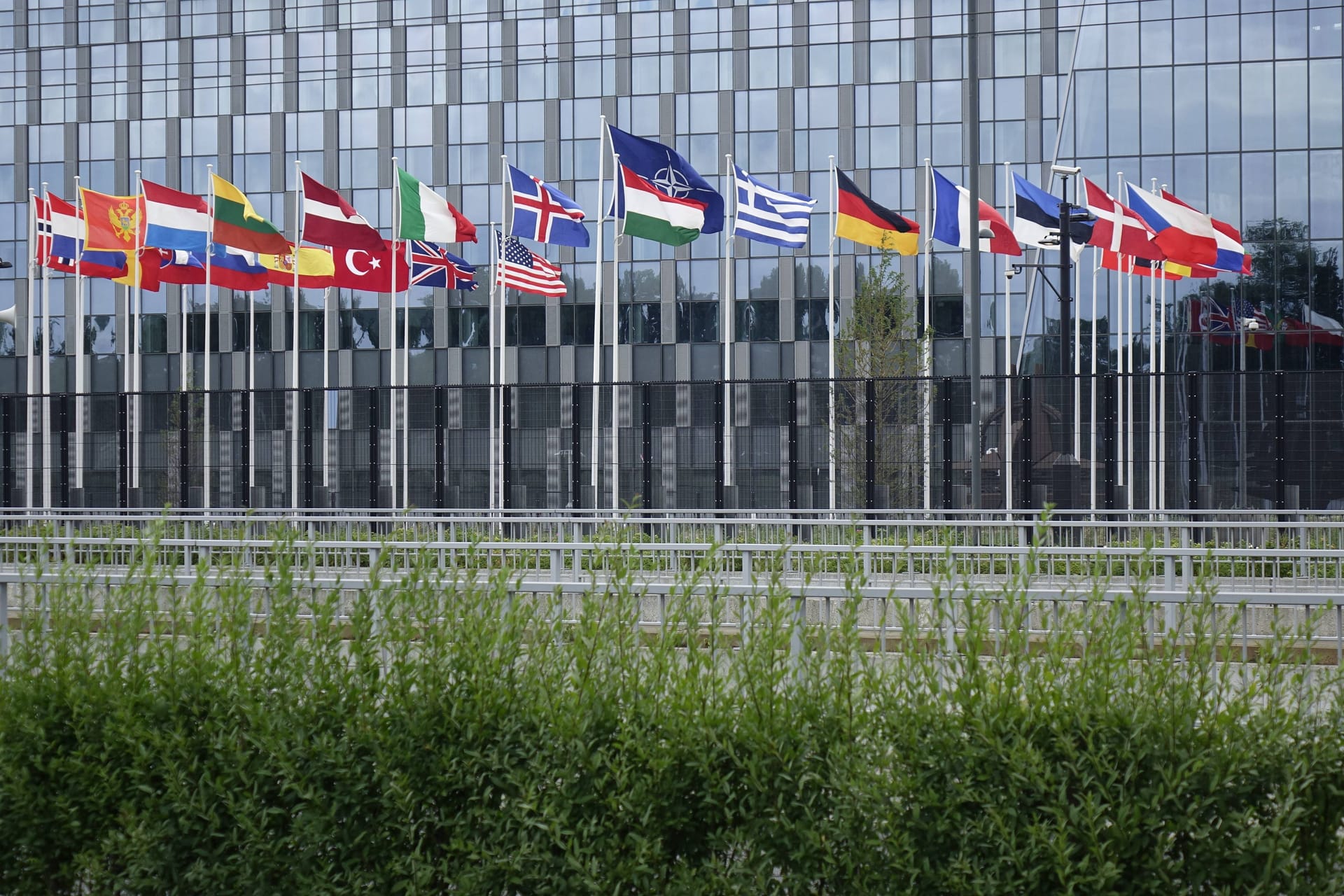Das Hauptquartier der Nato in Brüssel: Bei Beschaffungen soll es zu Unregelmäßigkeiten gekommen sein. (Archivbild)