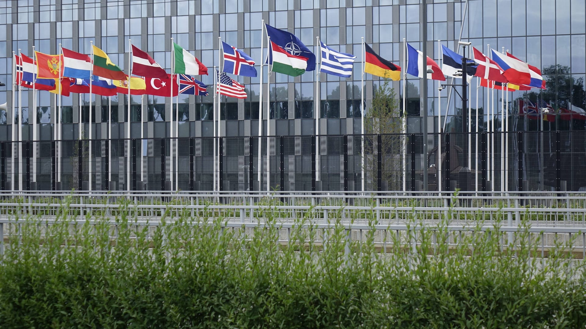 Das Hauptquartier der Nato in Brüssel: Bei Beschaffungen soll es zu Unregelmäßigkeiten gekommen sein. (Archivbild)