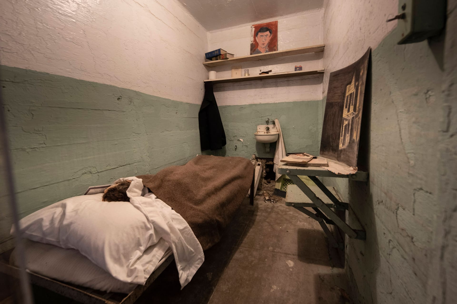 Eine Zelle im Gefängnis von Alcatraz.