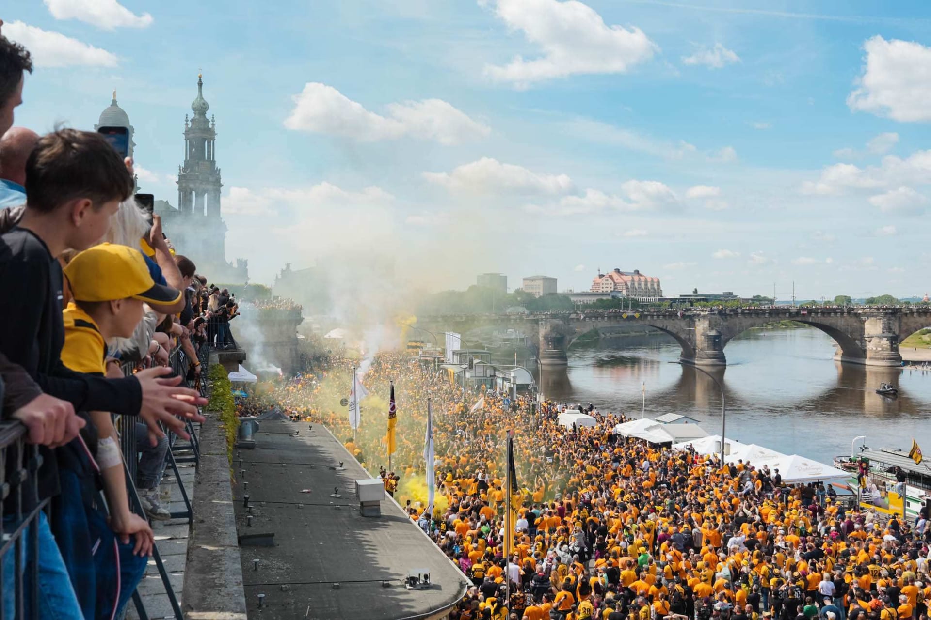 Tausende Dynamo-Fans haben am Sonntagnachmittag ihre Aufsteiger-Mannschaft am Dresdner Terrassenufer empfangen.