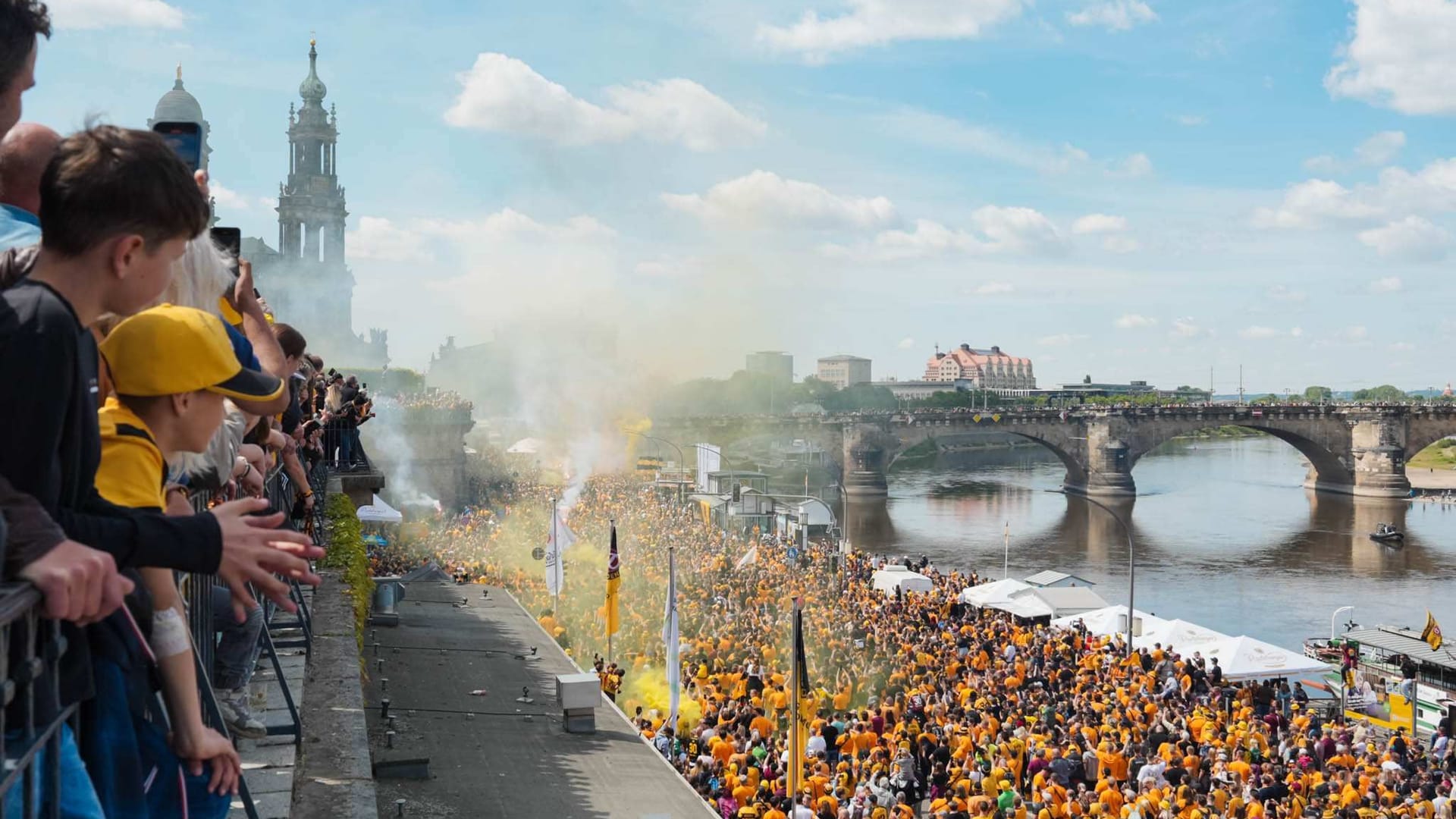 Tausende Dynamo-Fans haben am Sonntagnachmittag ihre Aufsteiger-Mannschaft am Dresdner Terrassenufer empfangen.