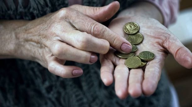 Viele Frauen erhalten nur eine geringe Rente und müssen im Alter mit jedem Euro haushalten. Mit rechtzeitiger Vorsorge lässt sich die finanzielle Unabhängigkeit bewahren. Viele Frauen erhalten nur eine geringe Rente und müssen im Alter mit jedem Euro haushalten. Mit rechtzeitiger Vorsorge lässt sich die finanzielle Unabhängigkeit bewahren.