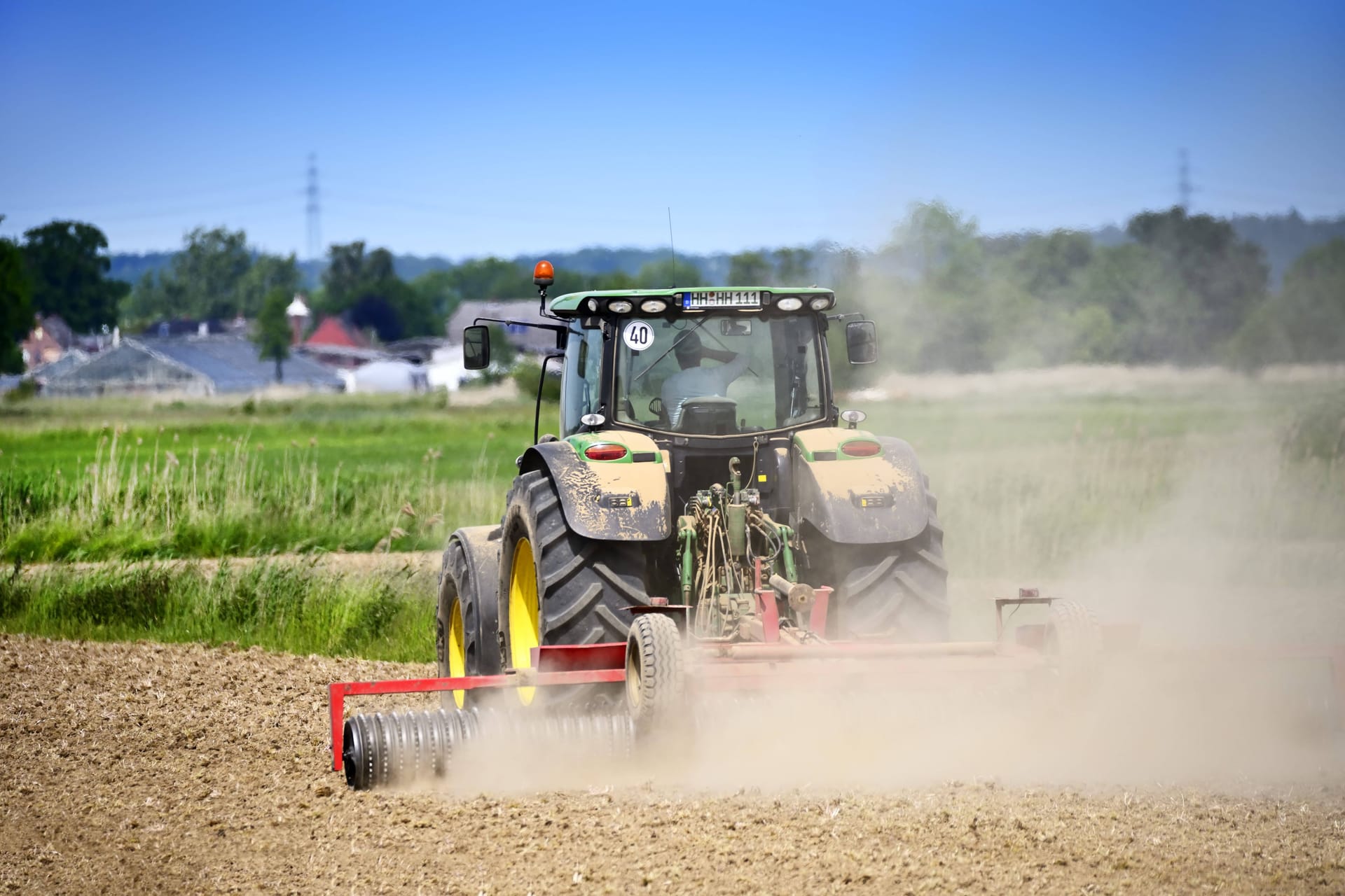 Traktor auf einem Acker in Hamburg (Symbolbild): Die anhaltende Trockenheit macht nicht nur der Landwirtschaft zu schaffen.