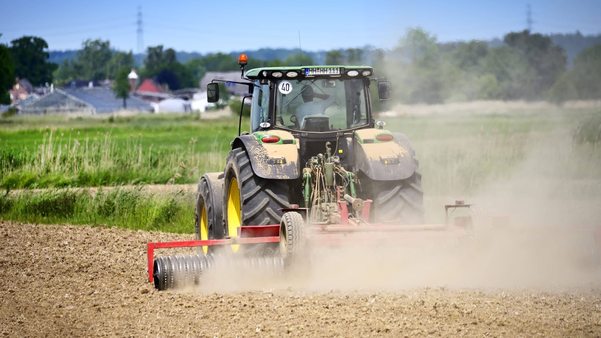 Traktor auf einem Acker in Hamburg (Symbolbild): Die anhaltende Trockenheit macht nicht nur der Landwirtschaft zu schaffen.