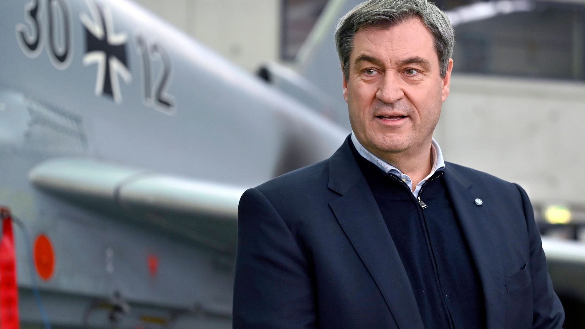 Bayerns Ministerpräsident Markus Söder (CSU) vor einem Eurofighter der Luftwaffe (Archivbild): Söder begrüßt die Erhöhung der Verteidigungsausgaben.