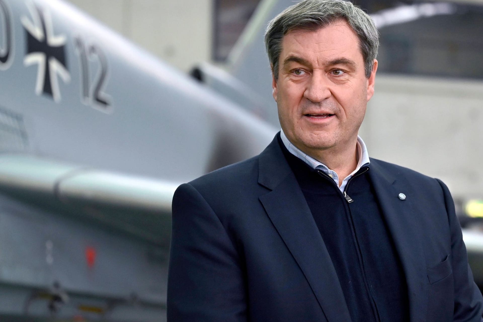 Bayerns Ministerpräsident Markus Söder (CSU) vor einem Eurofighter der Luftwaffe (Archivbild): Söder begrüßt die Erhöhung der Verteidigungsausgaben.