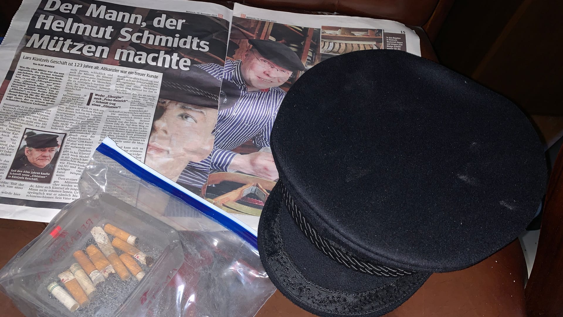Die Lotsenmütze von Helmut Schmidt: Daneben ein Aschenbecher mit Zigarettenstummeln und ein Zeitungsartikel über den Mützenmacher des Altkanzlers.