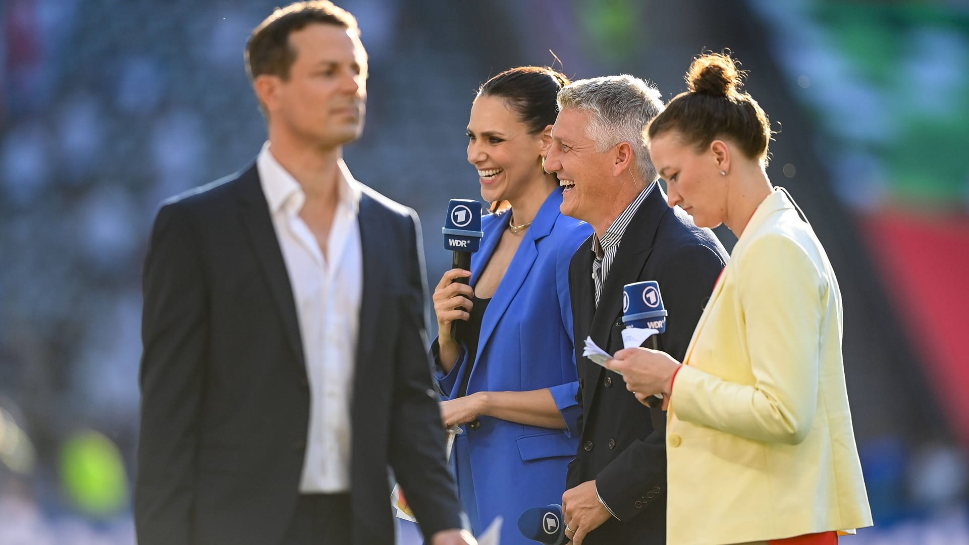 Alexander Bommes (v.l.n.r.) mit Esther Sedlaczek, Bastian Schweinsteiger und Almuth Schult (Archivbild): Bei der "Sportschau" gibt es bald einen neuen Moderator. Alexander Bommes (v.l.n.r.) mit Esther Sedlaczek, Bastian Schweinsteiger und Almuth Schult (Archivbild): Bei der "Sportschau" gibt es bald einen neuen Moderator.