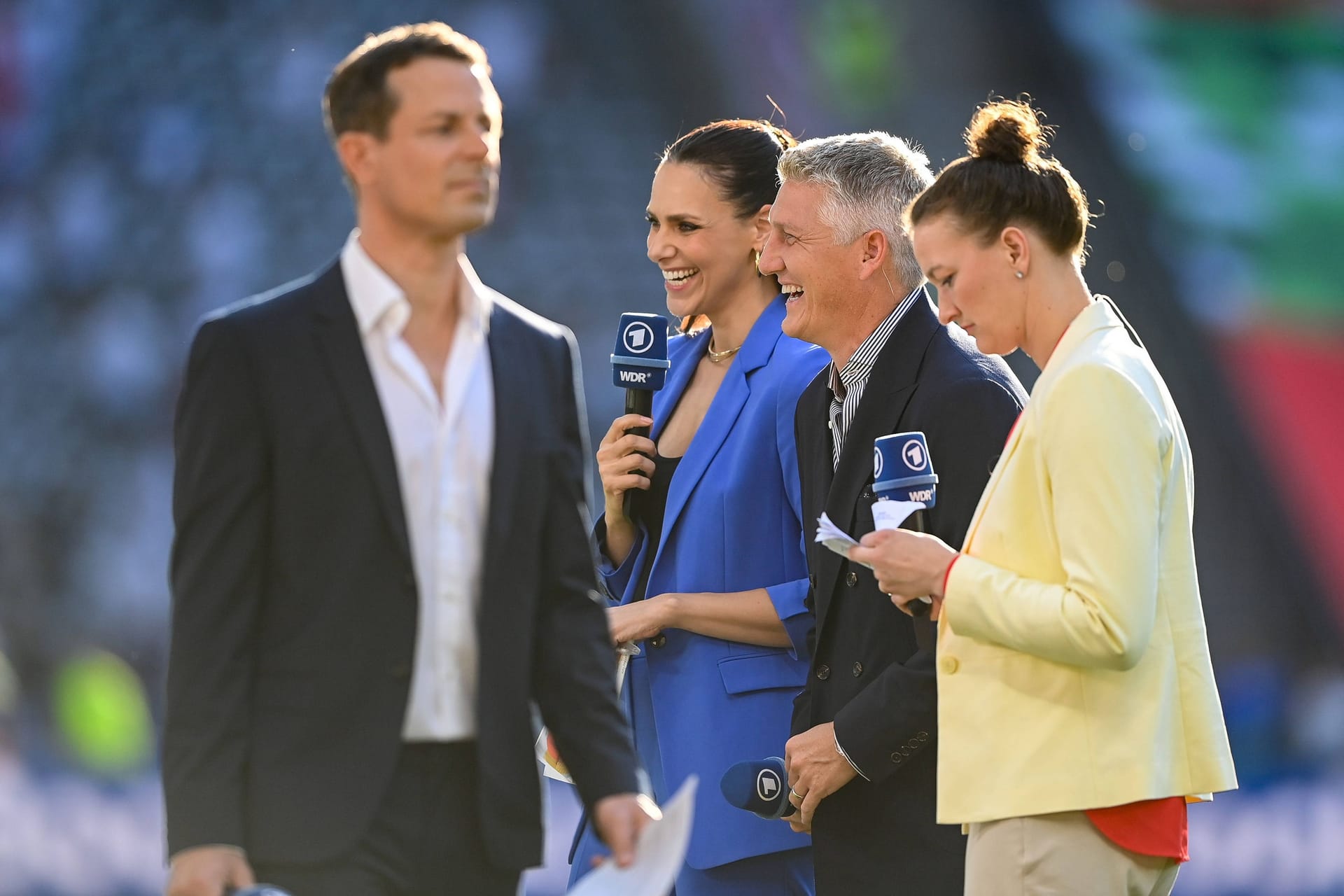 Alexander Bommes (v.l.n.r.) mit Esther Sedlaczek, Bastian Schweinsteiger und Almuth Schult (Archivbild): Bei der "Sportschau" gibt es bald einen neuen Moderator.