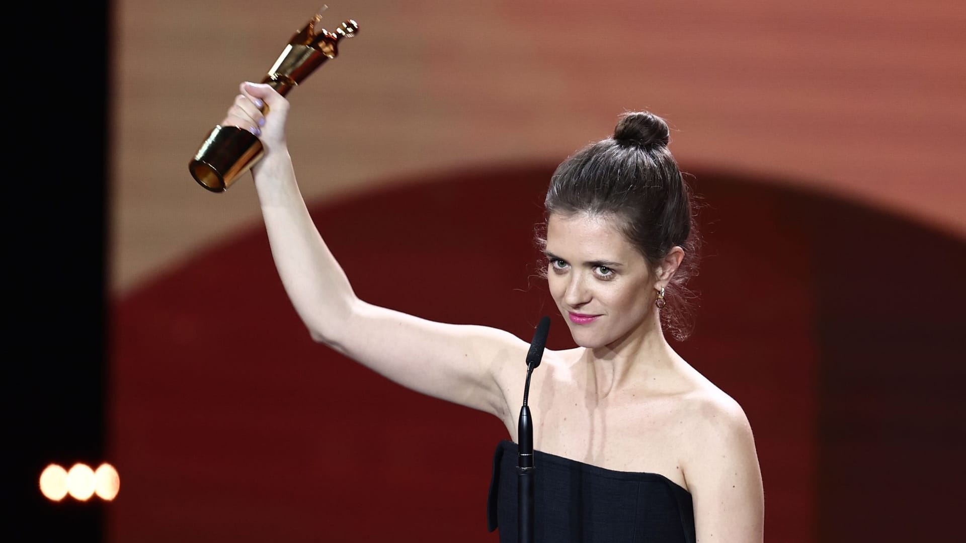Liv Lisa Fries: Die Schauspielerin gewann die Lola als beste Hauptdarstellerin im Film "In Liebe, Eure Hilde". Liv Lisa Fries: Die Schauspielerin gewann die Lola als beste Hauptdarstellerin im Film "In Liebe, Eure Hilde".