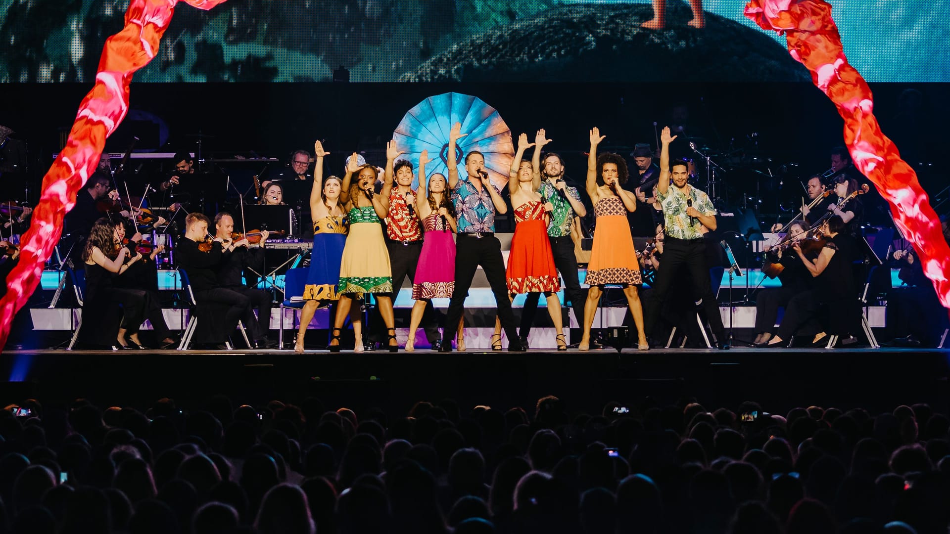 Der Cast von "Disney in Concert" 2025: Die sechs Solisten um Alexander Klaws (m.) führen durch eine Welt voller Magie und Fantasie.