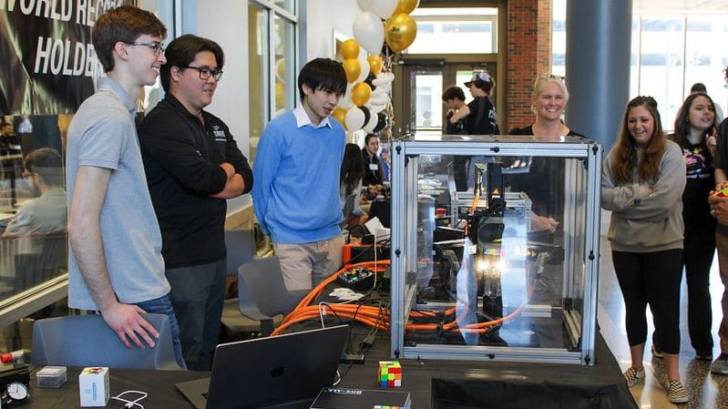 Die Studenten verfeinerten ihren Roboter in den vergangenen Monaten immer weiter.