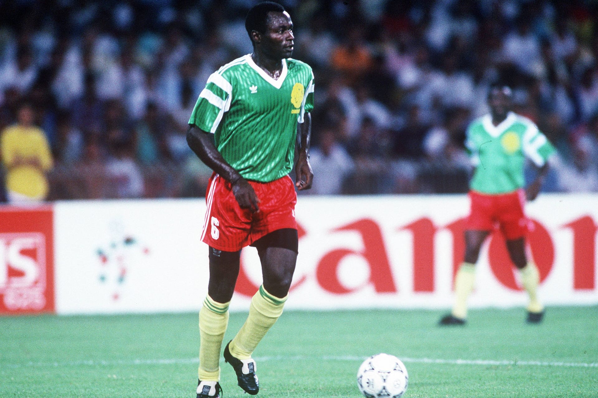 Emmanuel Kundé im Einsatz für Kamerun bei der WM 1990: Der Abwehrspieler lief insgesamt 102 Mal für sein Land auf.