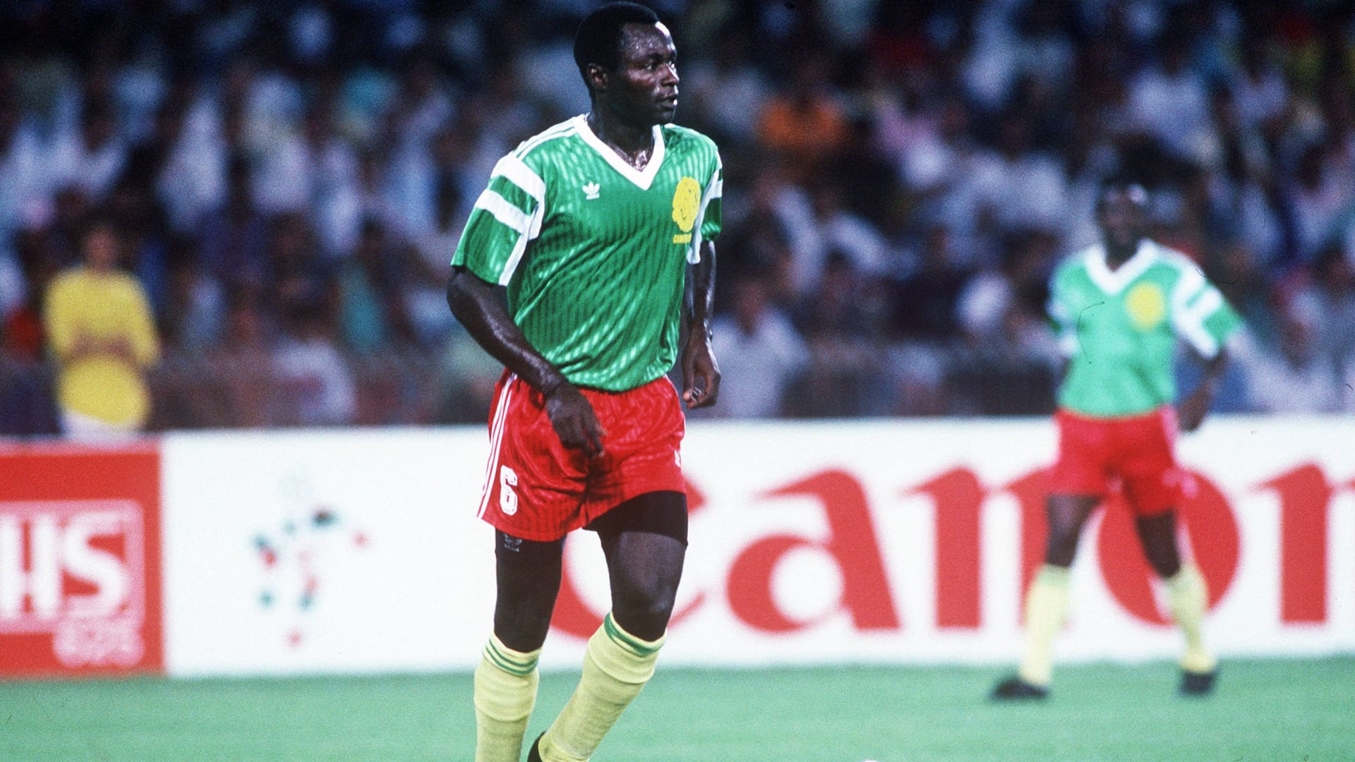 Emmanuel Kundé im Einsatz für Kamerun bei der WM 1990: Der Abwehrspieler lief insgesamt 102 Mal für sein Land auf. Emmanuel Kundé im Einsatz für Kamerun bei der WM 1990: Der Abwehrspieler lief insgesamt 102 Mal für sein Land auf.