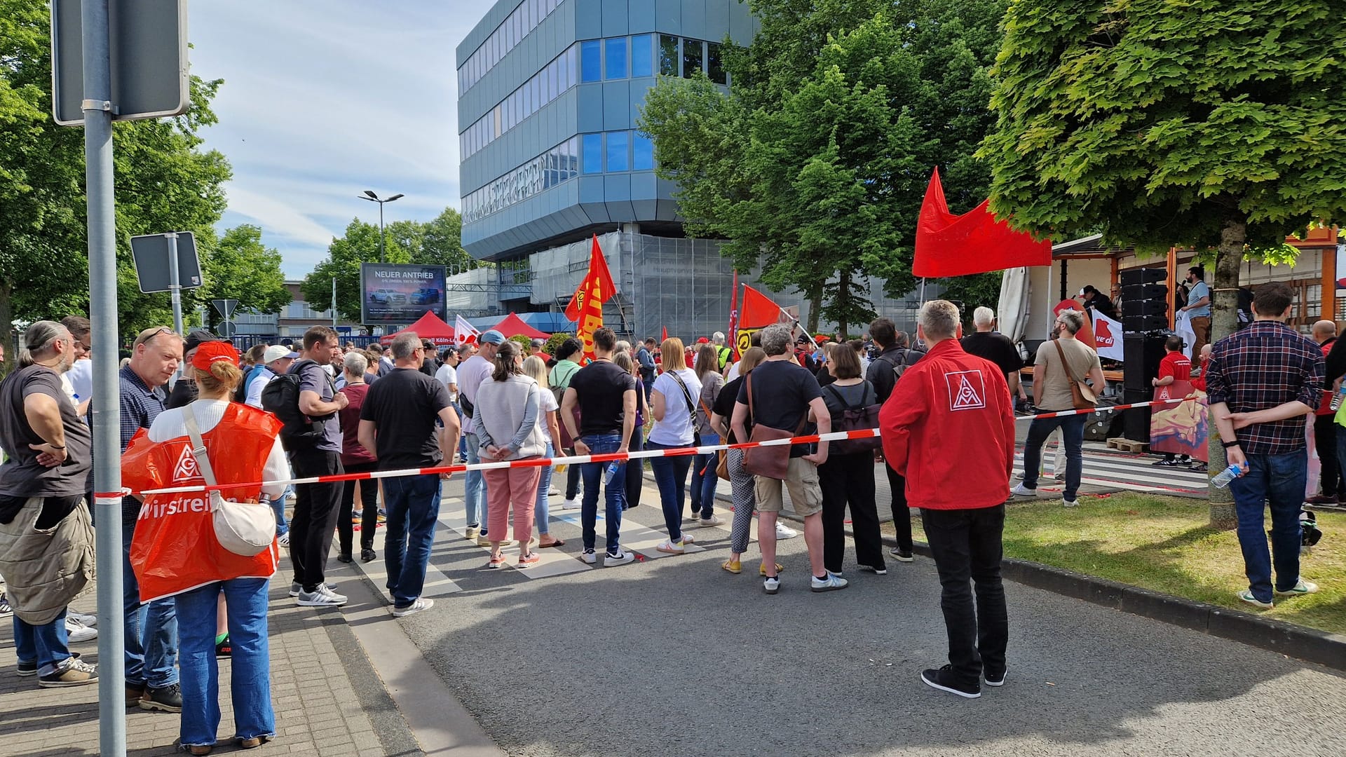Ford-Mitarbeiter bei einer Kundgebung vor dem Werksgelände.