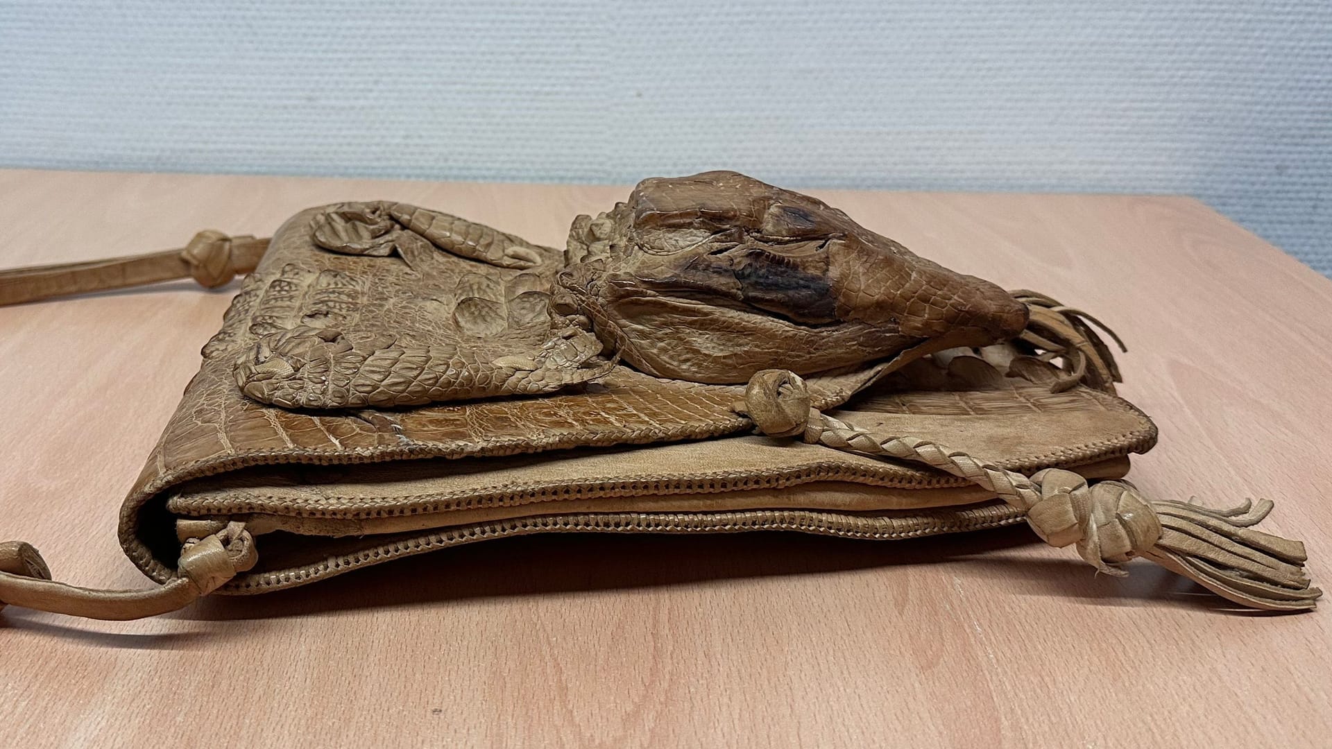 Die Tasche von der Seite: Sie wurde dem Passagier abgenommen.
