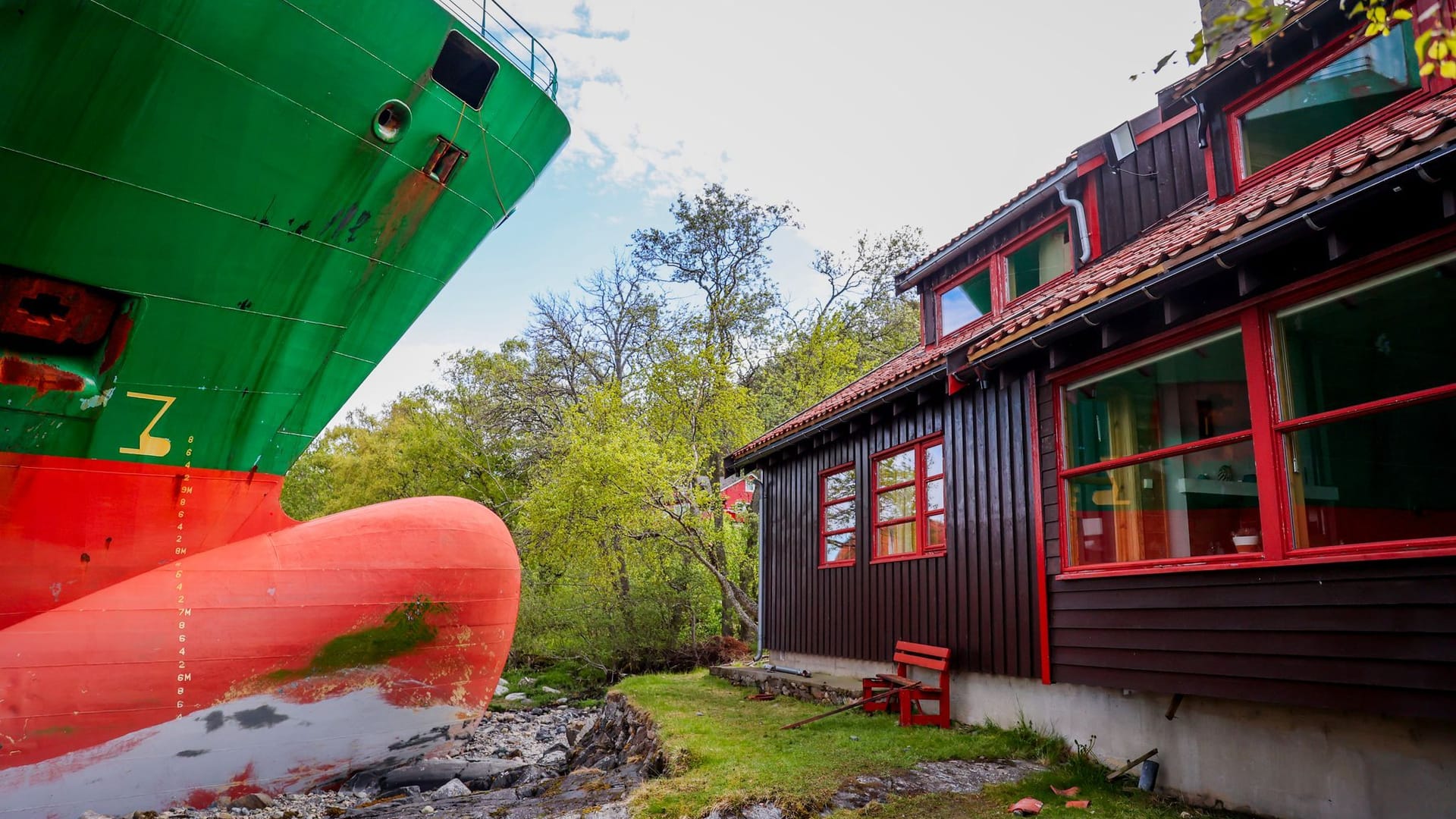 Container-Schiff läuft auf Grund und verfehlt Haus knapp