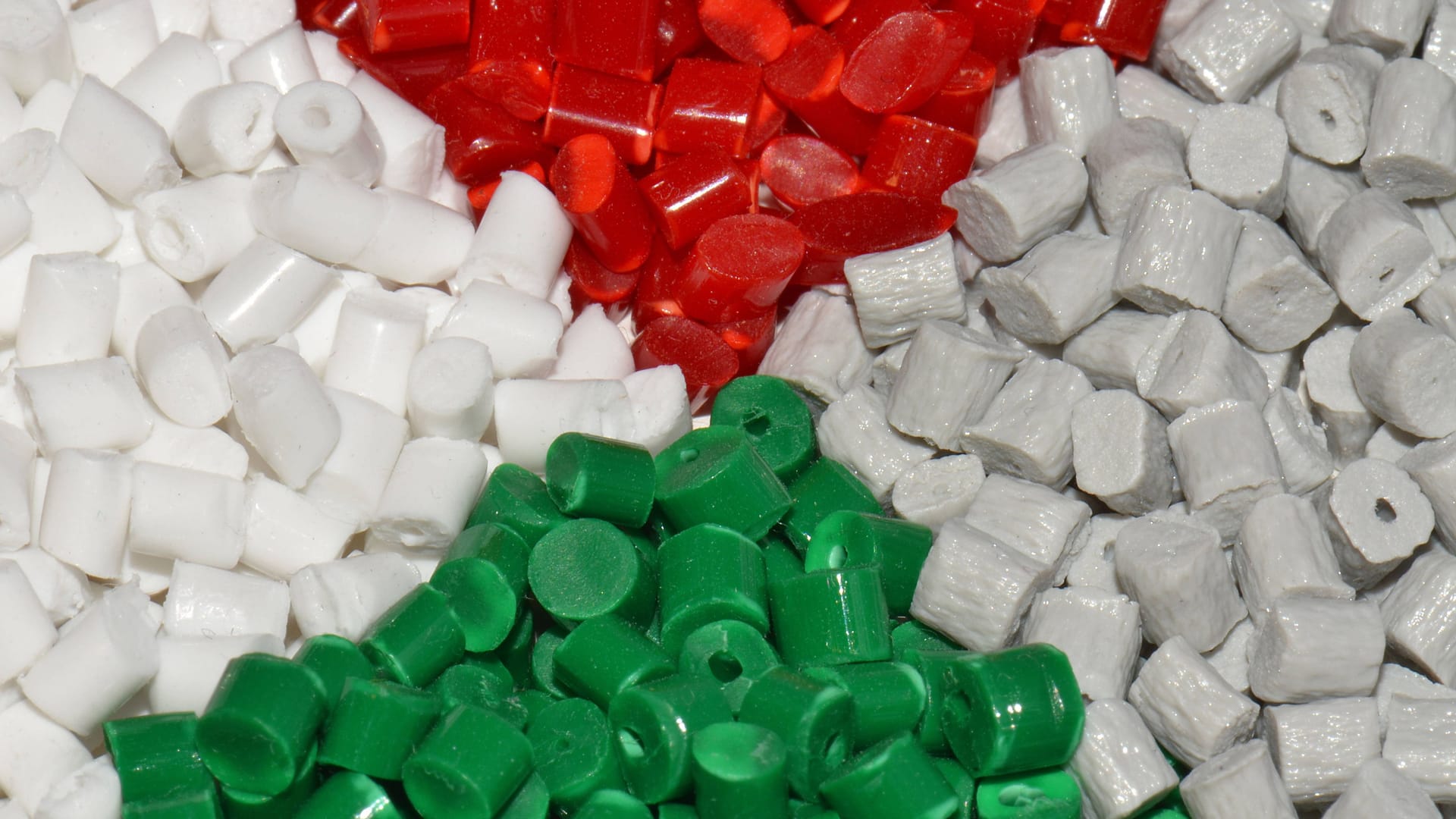 Gefärbte Kunststoffgranulate (Symbolbild): Neben der EU sind auch Plastikimporte aus den USA, Japan und Taiwan von den Zöllen betroffen.