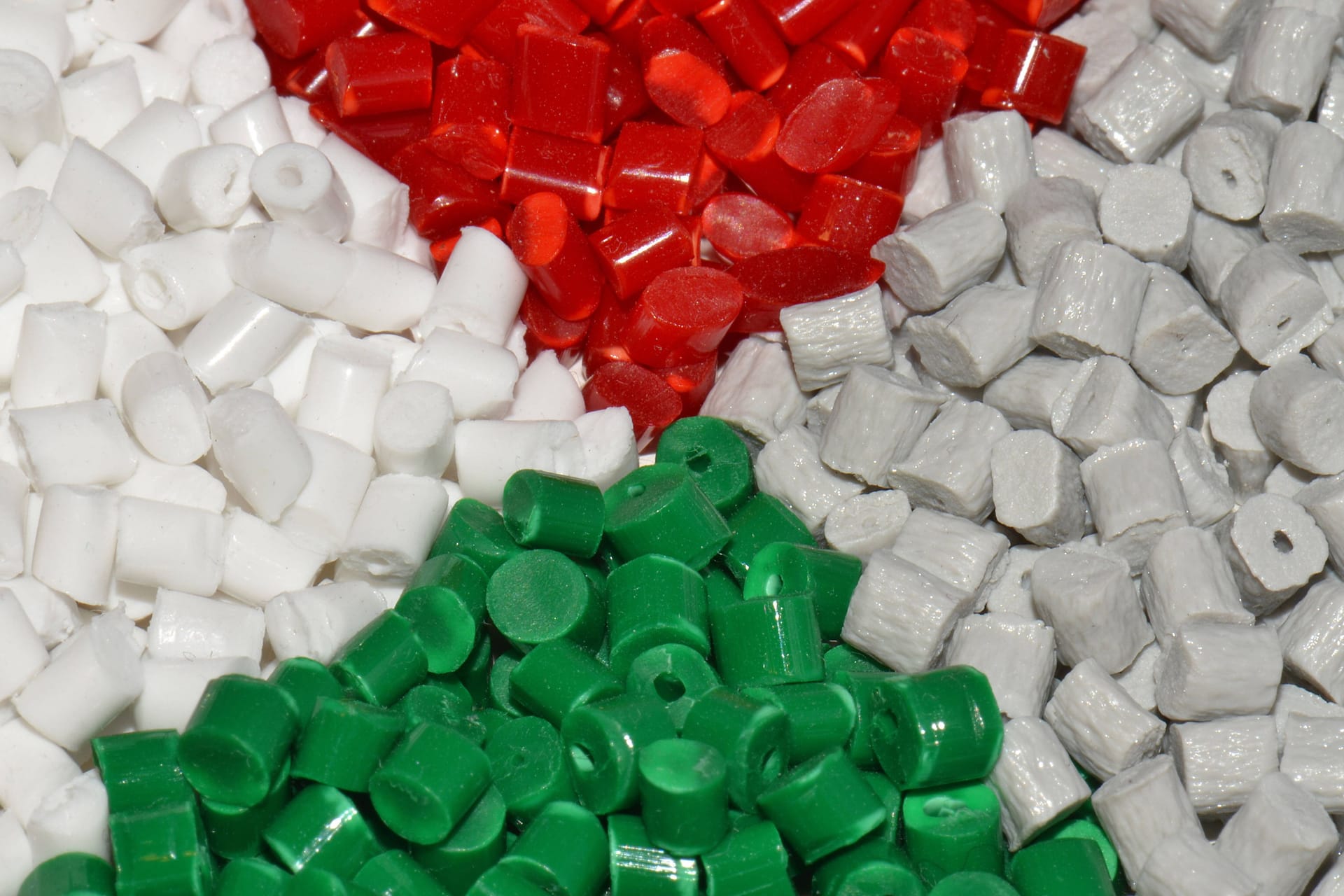 Gefärbte Kunststoffgranulate (Symbolbild): Neben der EU sind auch Plastikimporte aus den USA, Japan und Taiwan von den Zöllen betroffen.