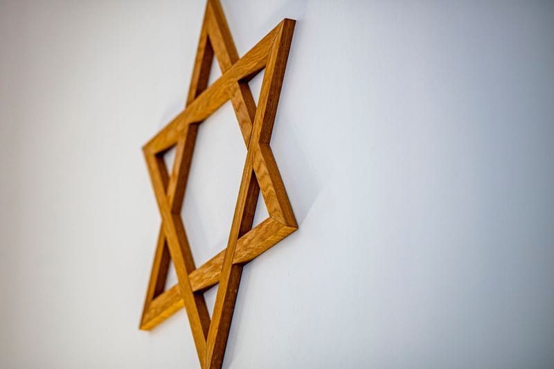 Ein Davidstern hängt an einer Wand (Symbolbild): Im Vergleich zu 2023 stieg die Zahl der gemeldeten antisemitischen Vorfälle in Sachsen um 82 Prozent an.