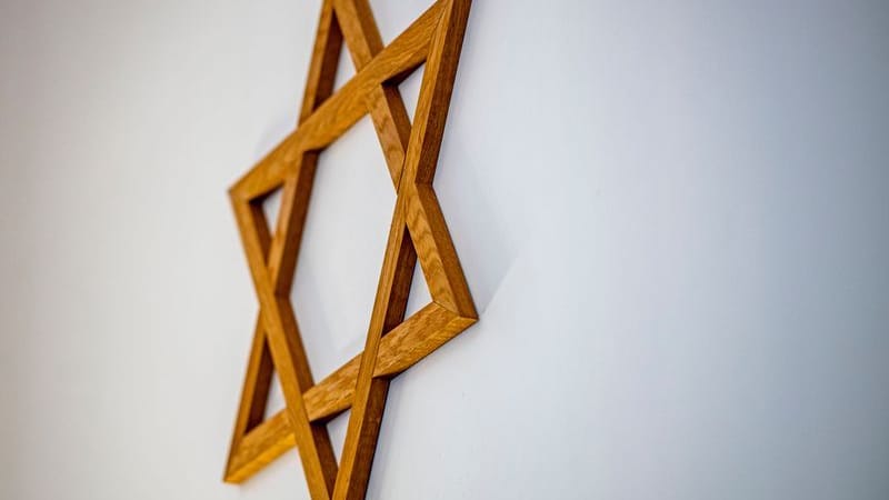 Ein Davidstern hängt an einer Wand (Symbolbild): Im Vergleich zu 2023 stieg die Zahl der gemeldeten antisemitischen Vorfälle in Sachsen um 82 Prozent an. Ein Davidstern hängt an einer Wand (Symbolbild): Im Vergleich zu 2023 stieg die Zahl der gemeldeten antisemitischen Vorfälle in Sachsen um 82 Prozent an.