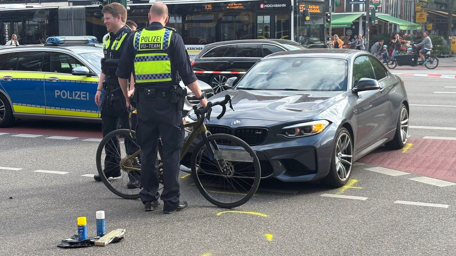 Polizisten sichern die Kreuzung in Hoheluft: Dort wurde eine Radfahrerin von einem Auto erfasst.