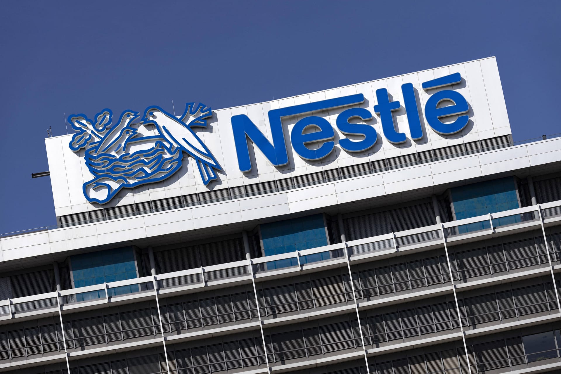 Nestlé: Der Großkonzern wird in Frankreich verklagt.