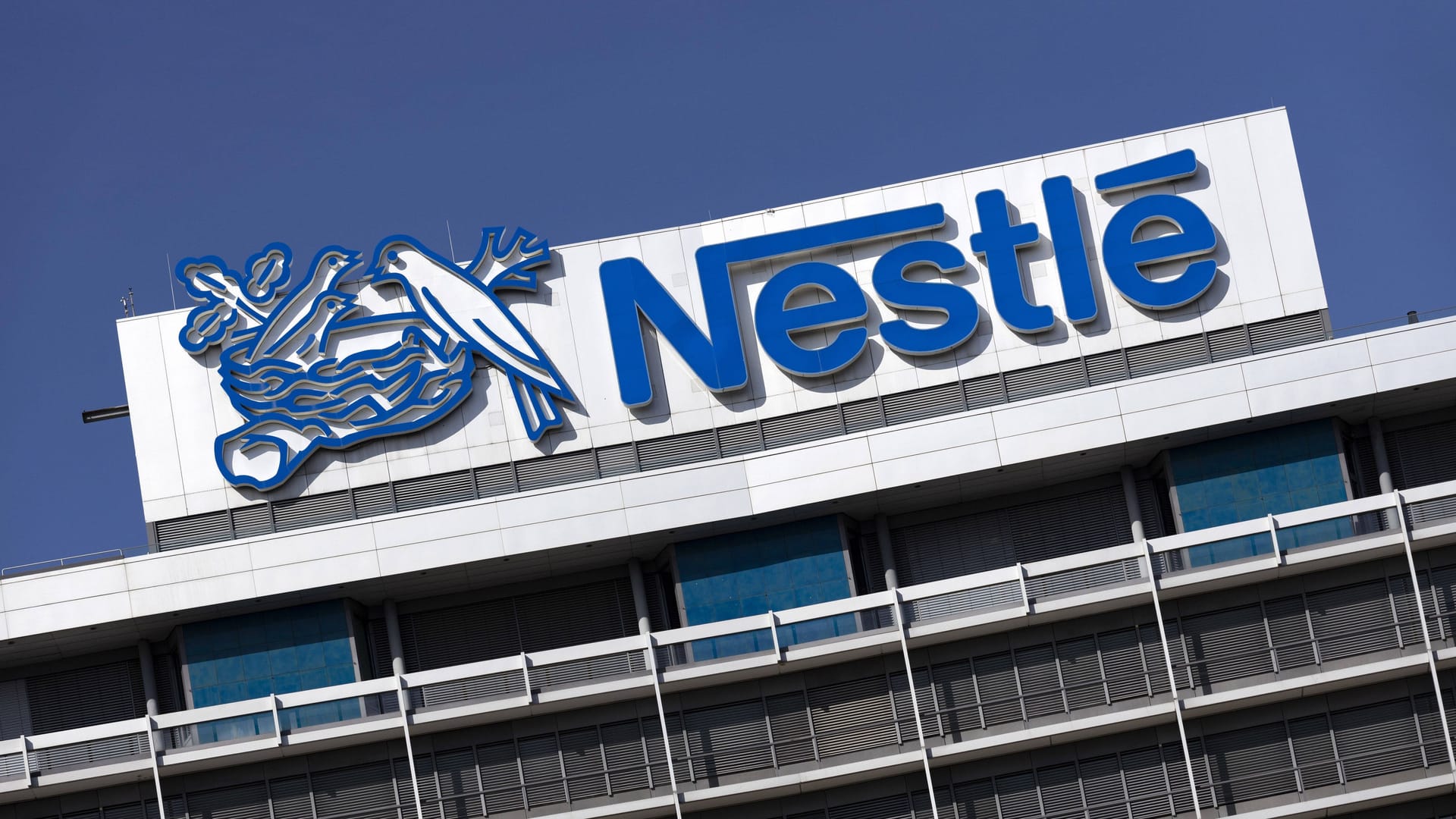 Nestlé: Der Großkonzern wird in Frankreich verklagt. Nestlé: Der Großkonzern wird in Frankreich verklagt.