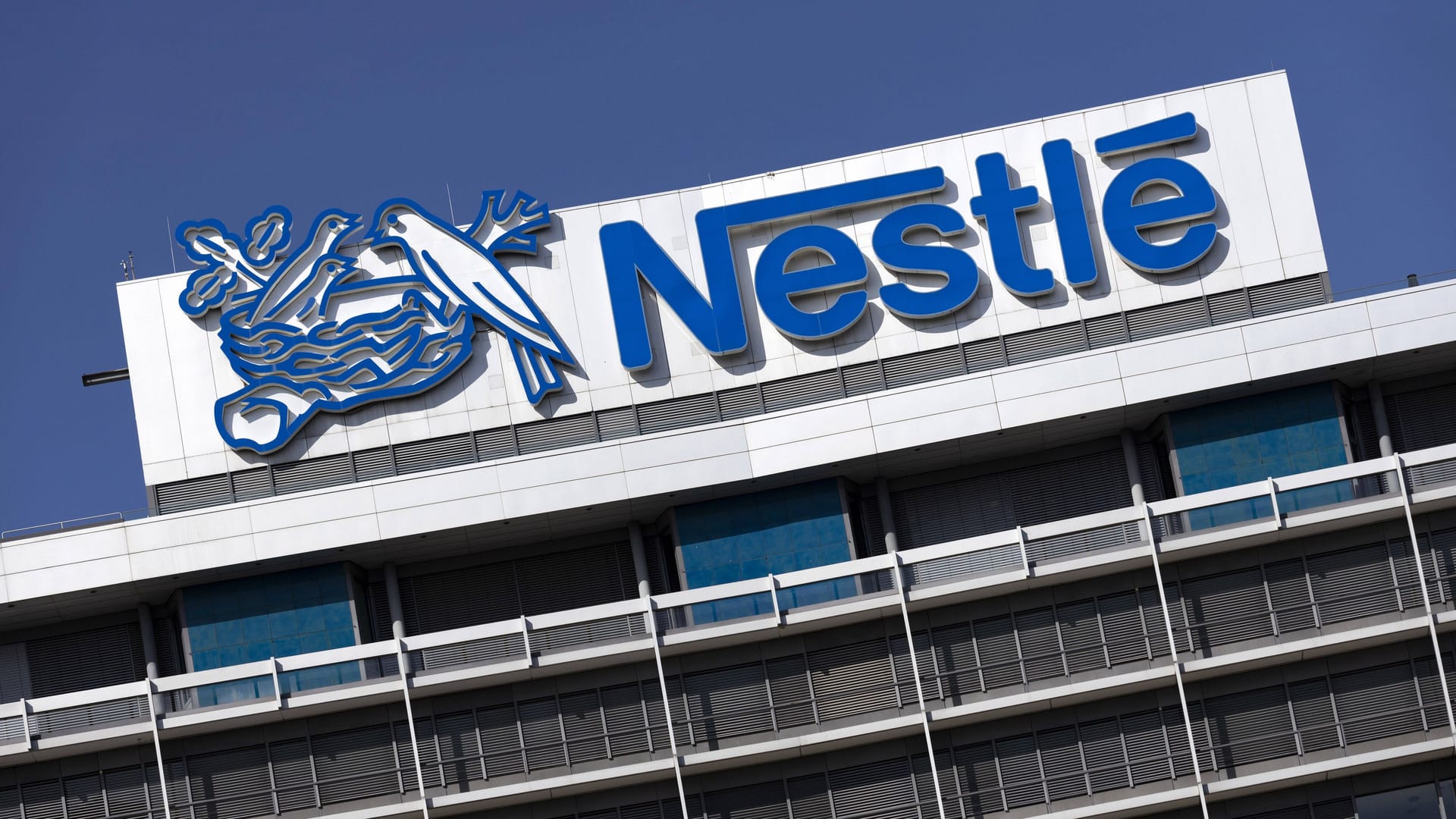 Nestlé: Der Großkonzern wird in Frankreich verklagt.