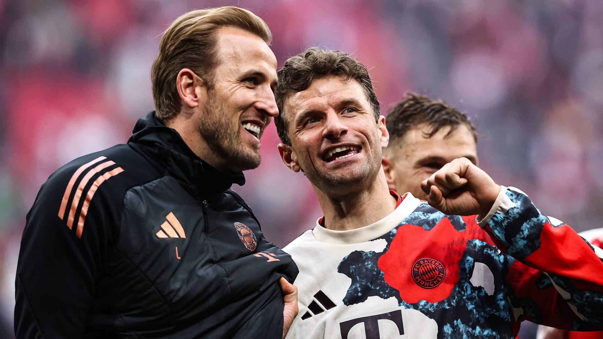 Anspannung vorüber: Kane scherzt bereits wieder mit Thomas Müller.