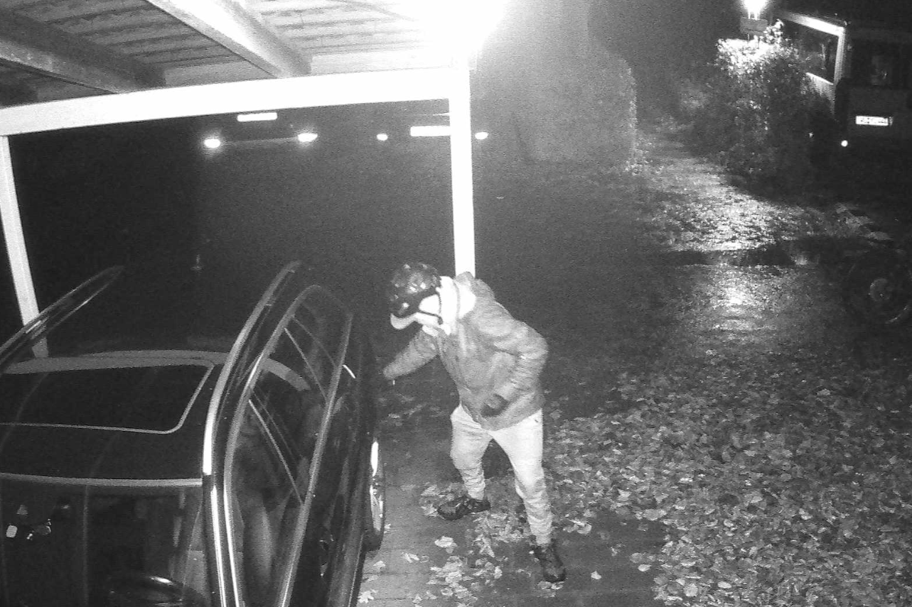 Bei der Tat gefilmt: Eine Überwachungskamera zeigt den Verdächtigen, wie er ein Auto zerkratzt.