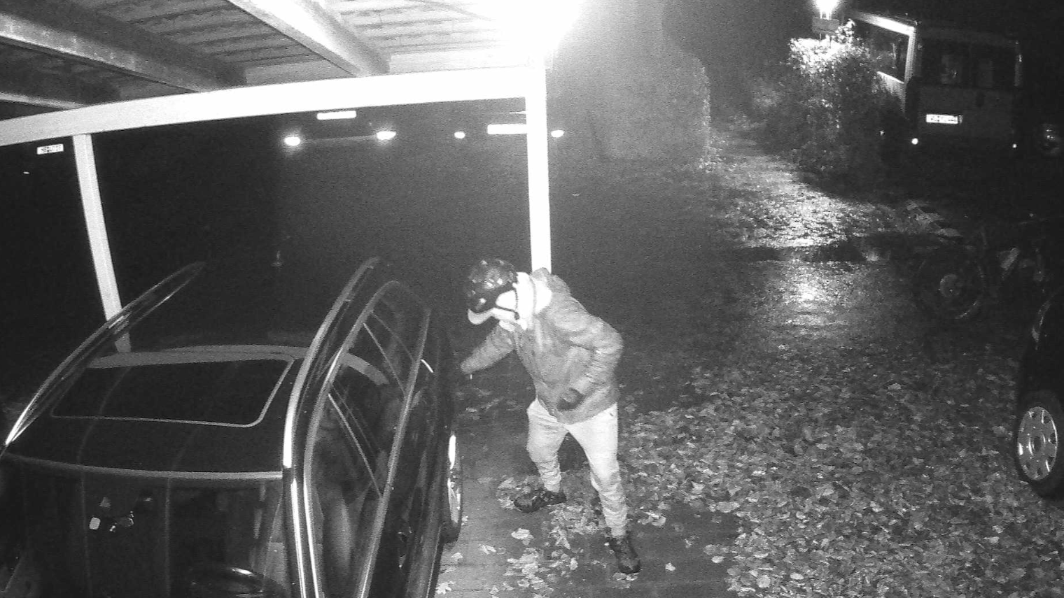 Bei der Tat gefilmt: Eine Überwachungskamera zeigt den Verdächtigen, wie er ein Auto zerkratzt.