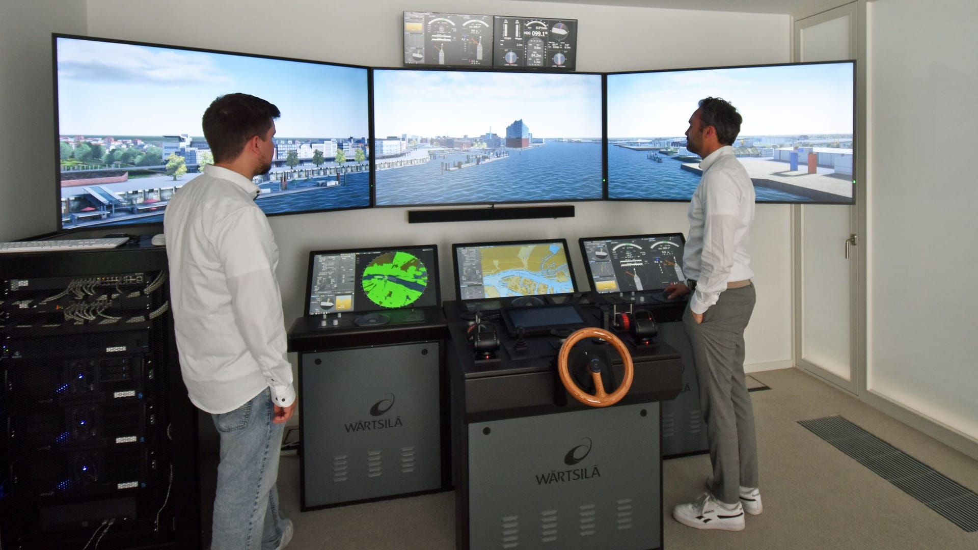 Kurs elbaufwärts Richtung zur Hafencity: Justus Eckardt und Adrian Graf Domaschke stehen vor dem Part Task Ship Simulator.