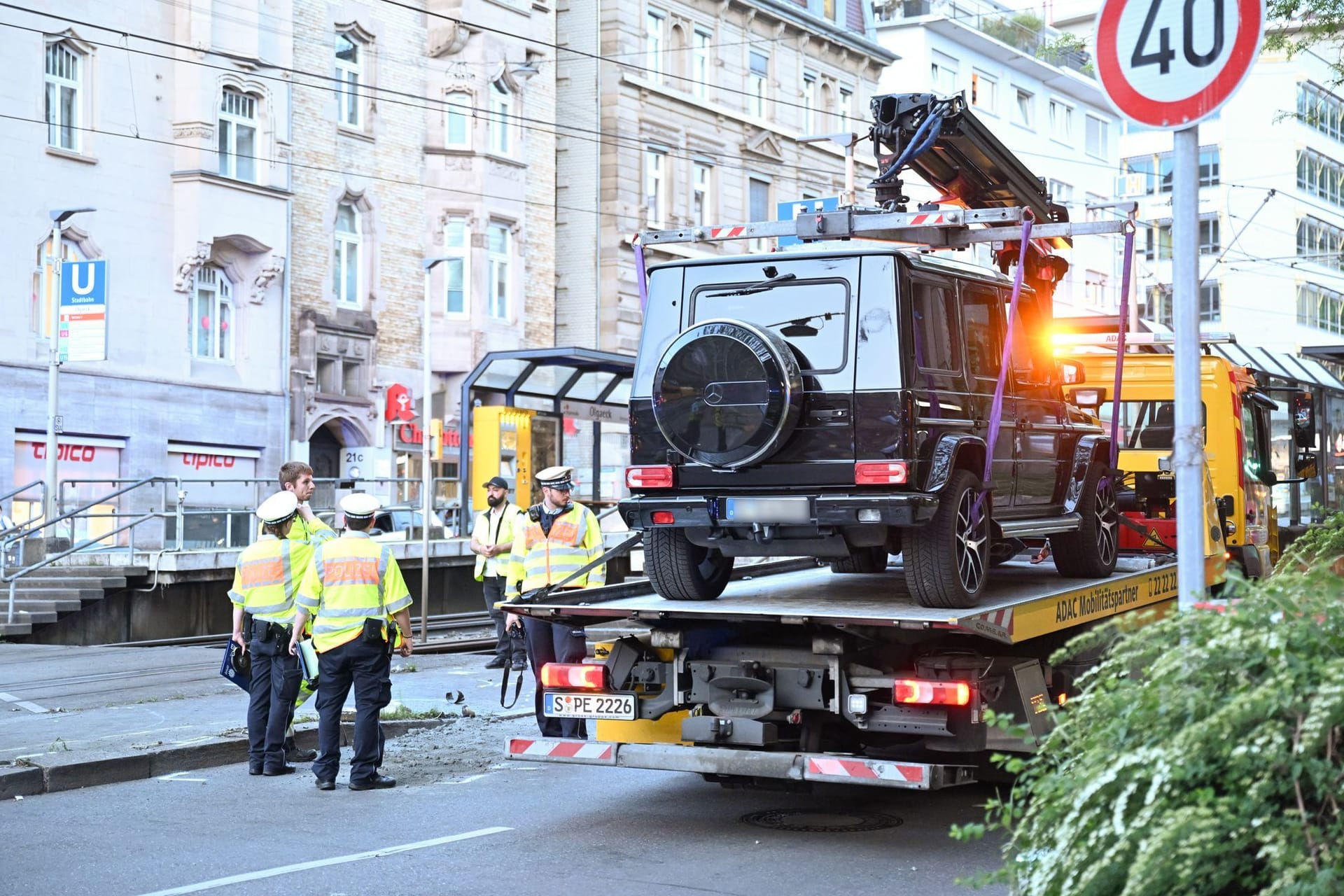 Auto fährt in Personengruppe