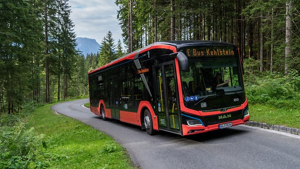 Das Kehlsteinhaus über Berchtesgaden wird jährlich von hunderttausenden Menschen besucht. E-Busse bringen die Besucher die steile Straße hinauf.
