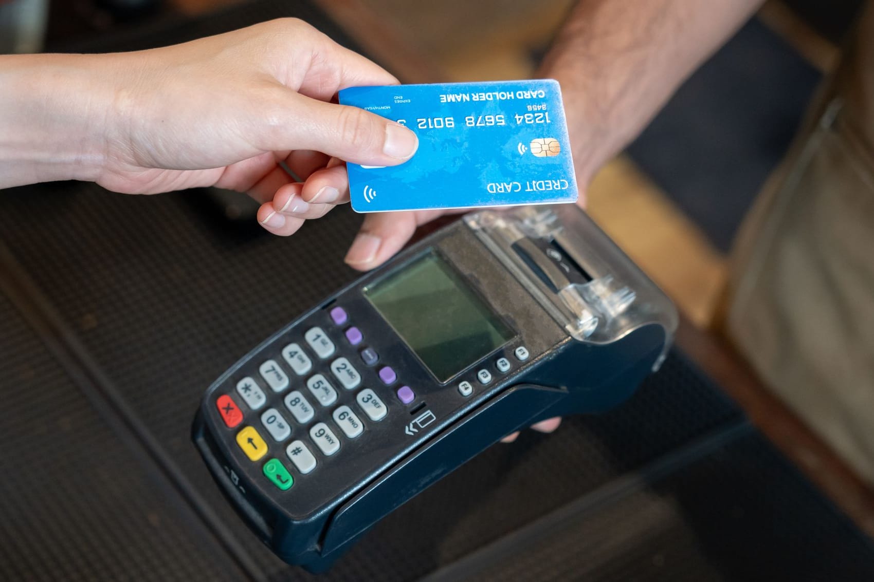 Bezahlen mit einer Debitkarte im Einzelhandel