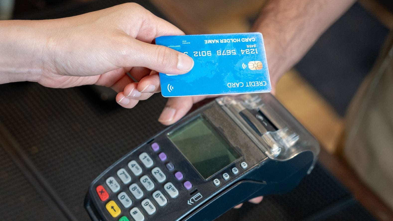 Bezahlen mit einer Debitkarte im Einzelhandel