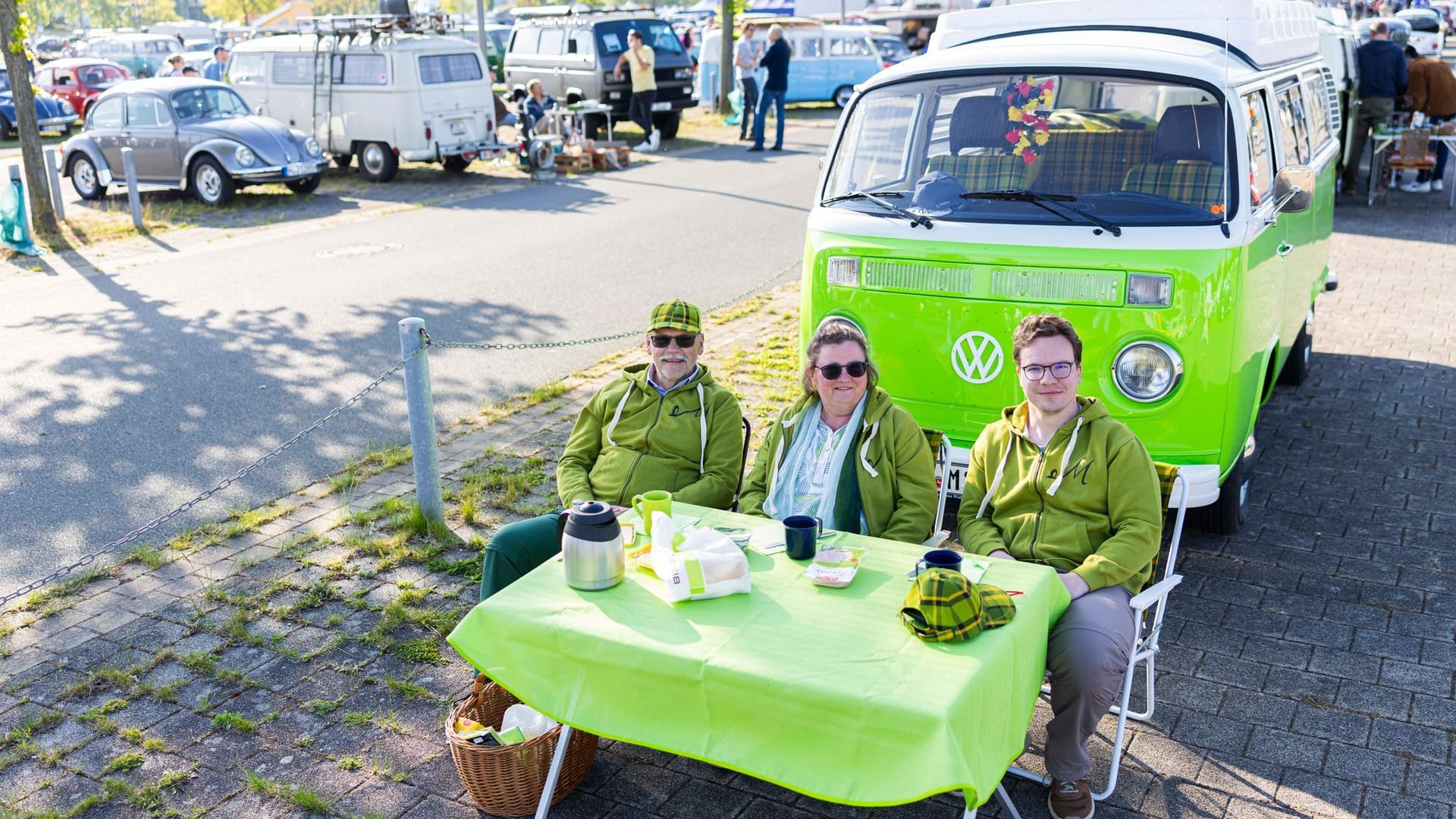 Bulli-Pause mit Blick auf den Käfer-Kult: Familie Michel aus Goslar machte es sich beim Maikäfertreffen gemütlich – zwischen Kühltasche, Campingtisch und Chrom.