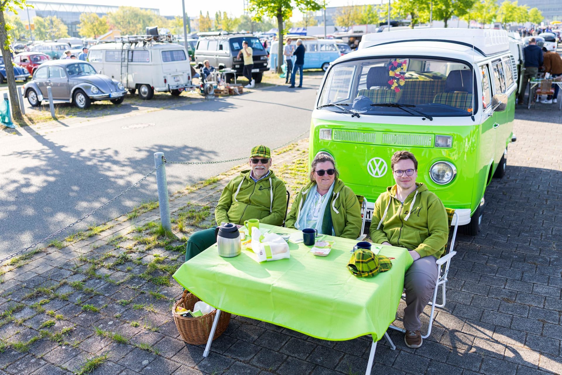 Bulli-Pause mit Blick auf den Käfer-Kult: Familie Michel aus Goslar machte es sich beim Maikäfertreffen gemütlich – zwischen Kühltasche, Campingtisch und Chrom. Bulli-Pause mit Blick auf den Käfer-Kult: Familie Michel aus Goslar machte es sich beim Maikäfertreffen gemütlich – zwischen Kühltasche, Campingtisch und Chrom.