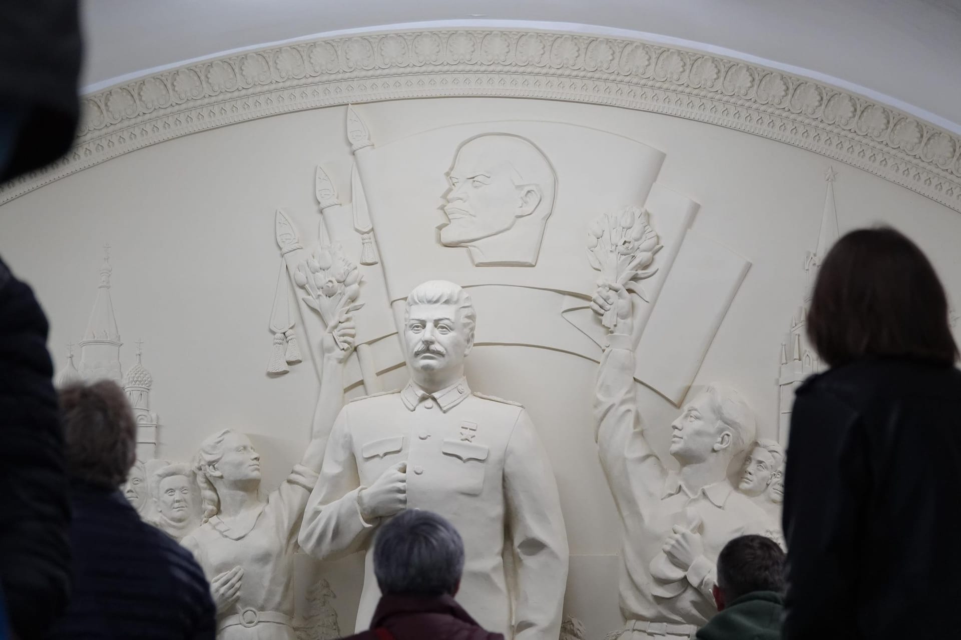 Umstrittenes Stalin-Relief in Moskauer Metro nachgebildet