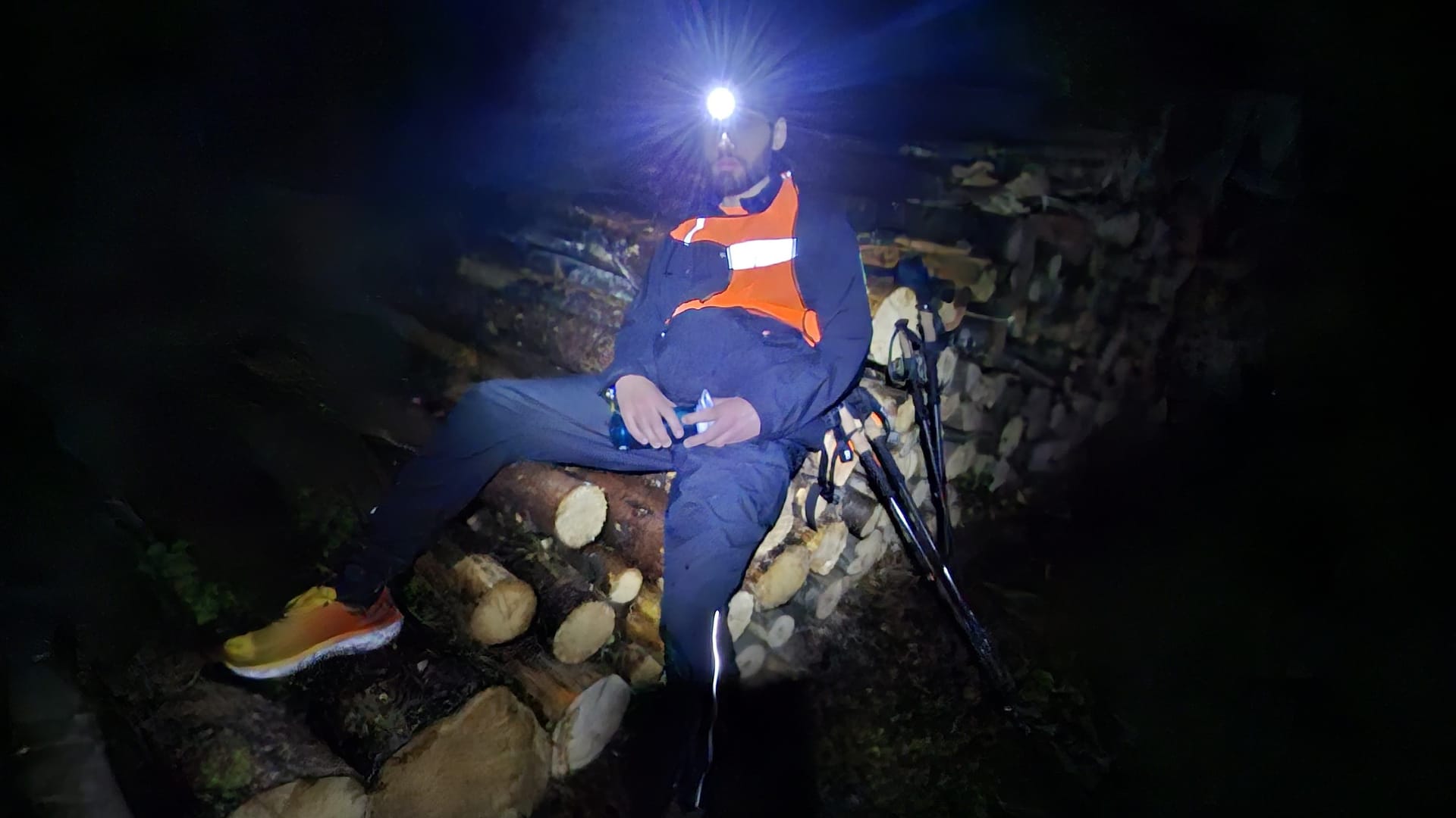 Am Tiefpunkt angelangt: Mitten in der Nacht, irgendwo in einem Wald.